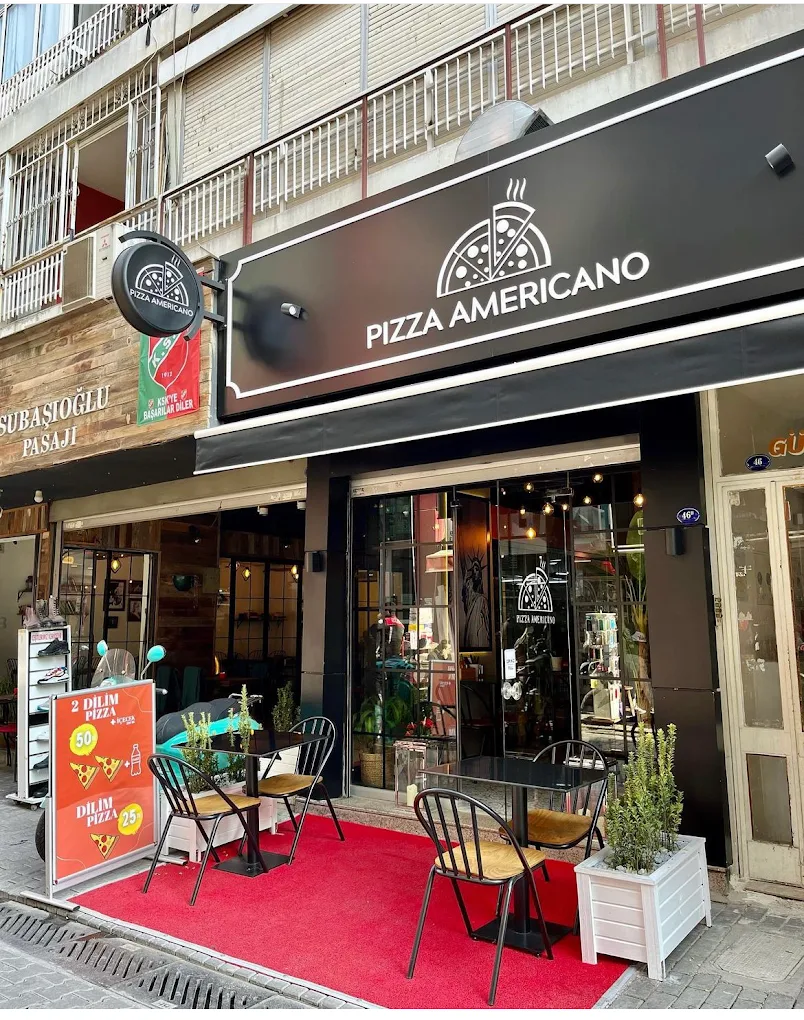 Pizza Americano hazırlanış
